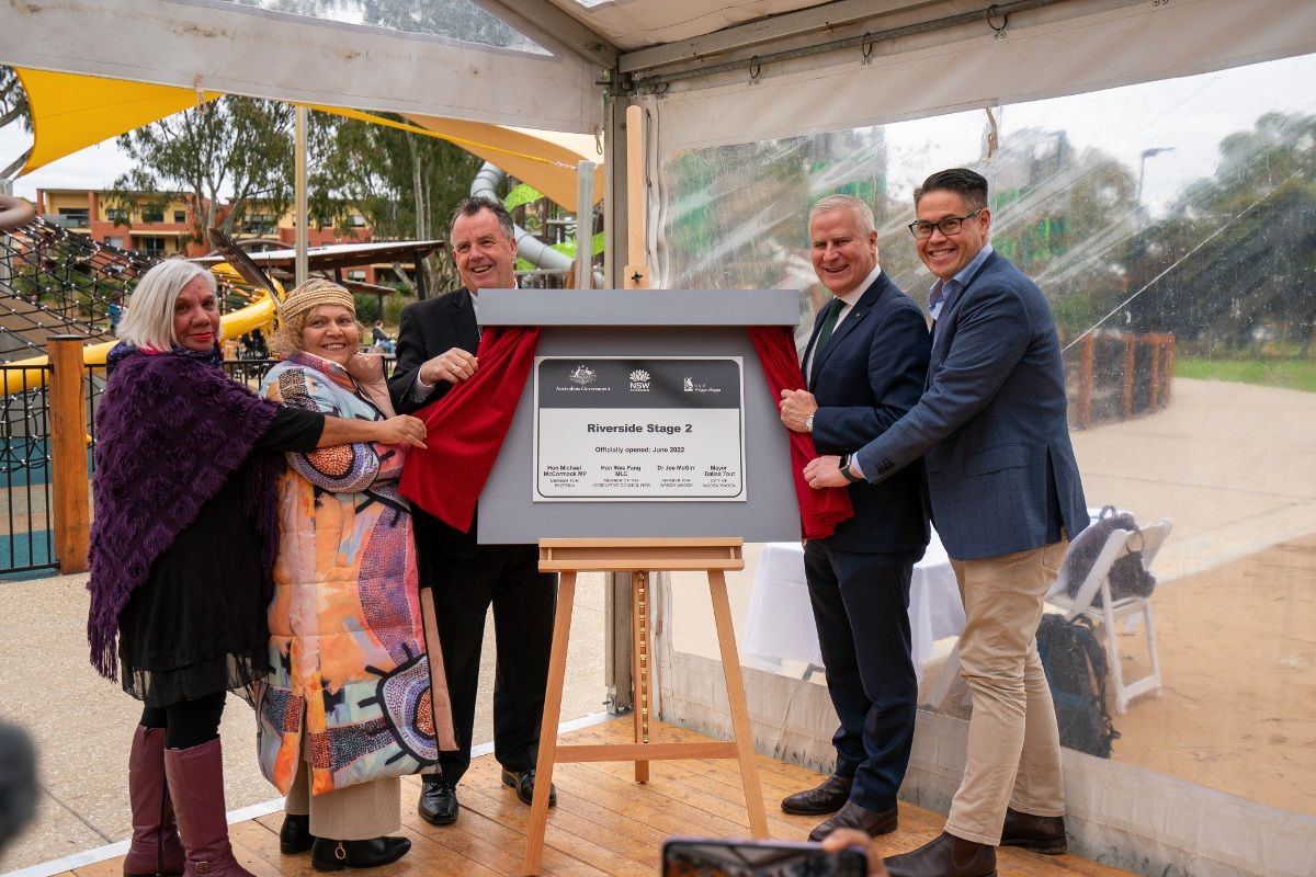 (from left) Wiradjuri Elders Aunty Cheryl Penrith and Aunty Mary Atkinson join with Wagga Wagga Mayor Cr Dallas Tout, Member of the NSW Legislative Council Wes Fang and Member for Riverina Michael McCormack MP in unveiling the plaque at the official opening of the Riverside Stage 2 project.