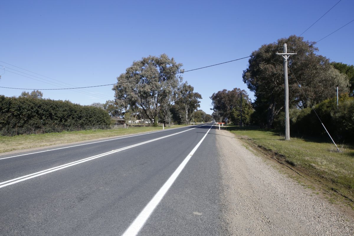 Wide shot image of Mitchell Rd, Lake Albert showing the new line markings. 