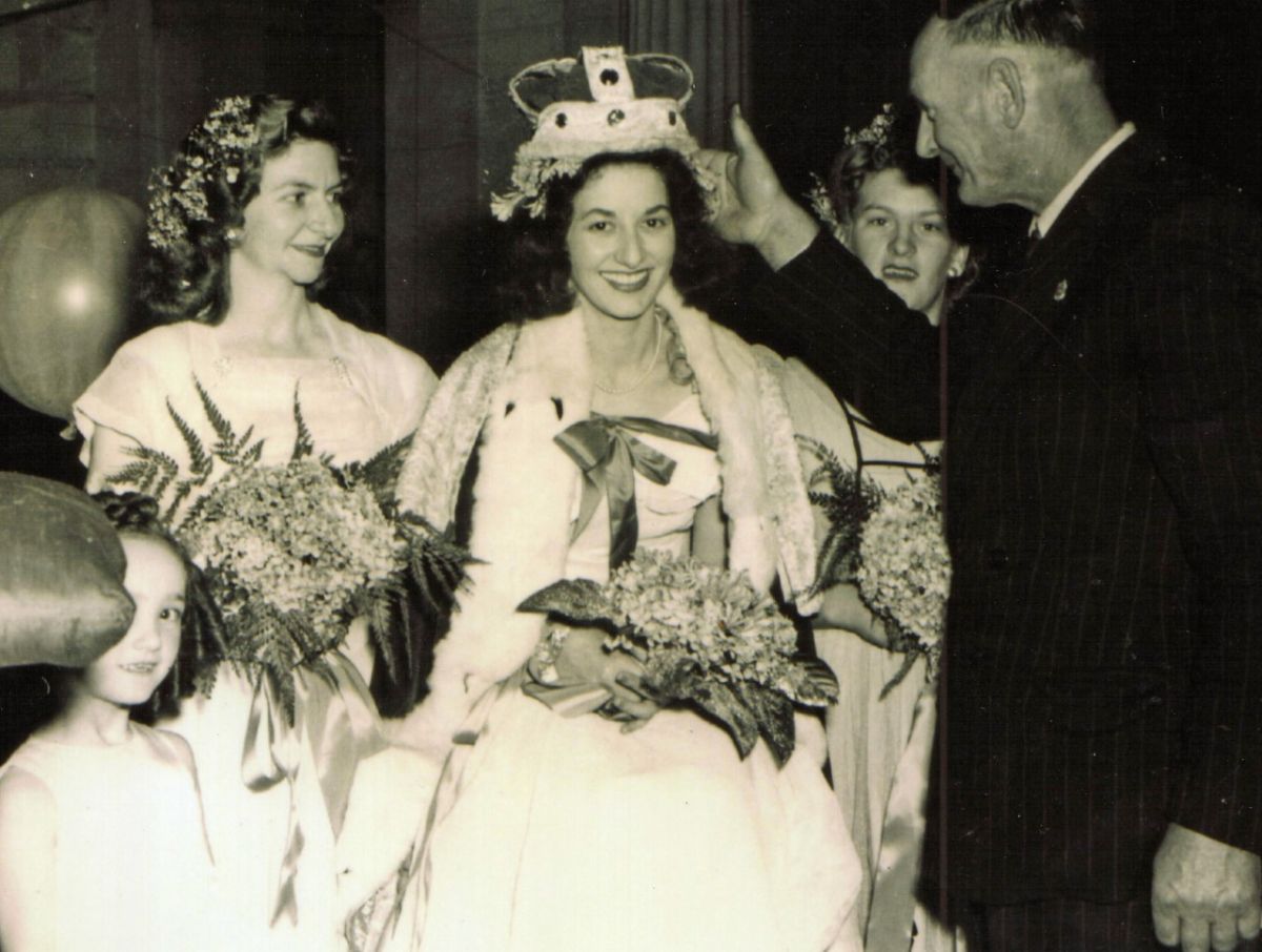 Crowning of the first Miss Wagga (Miss Café) Thena Karofilis, 1948