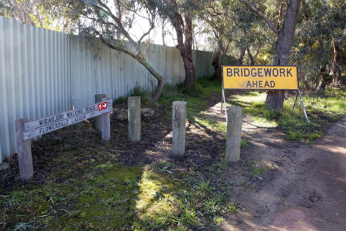 Wiradjuri Trail sign with Bridgework sign next to it