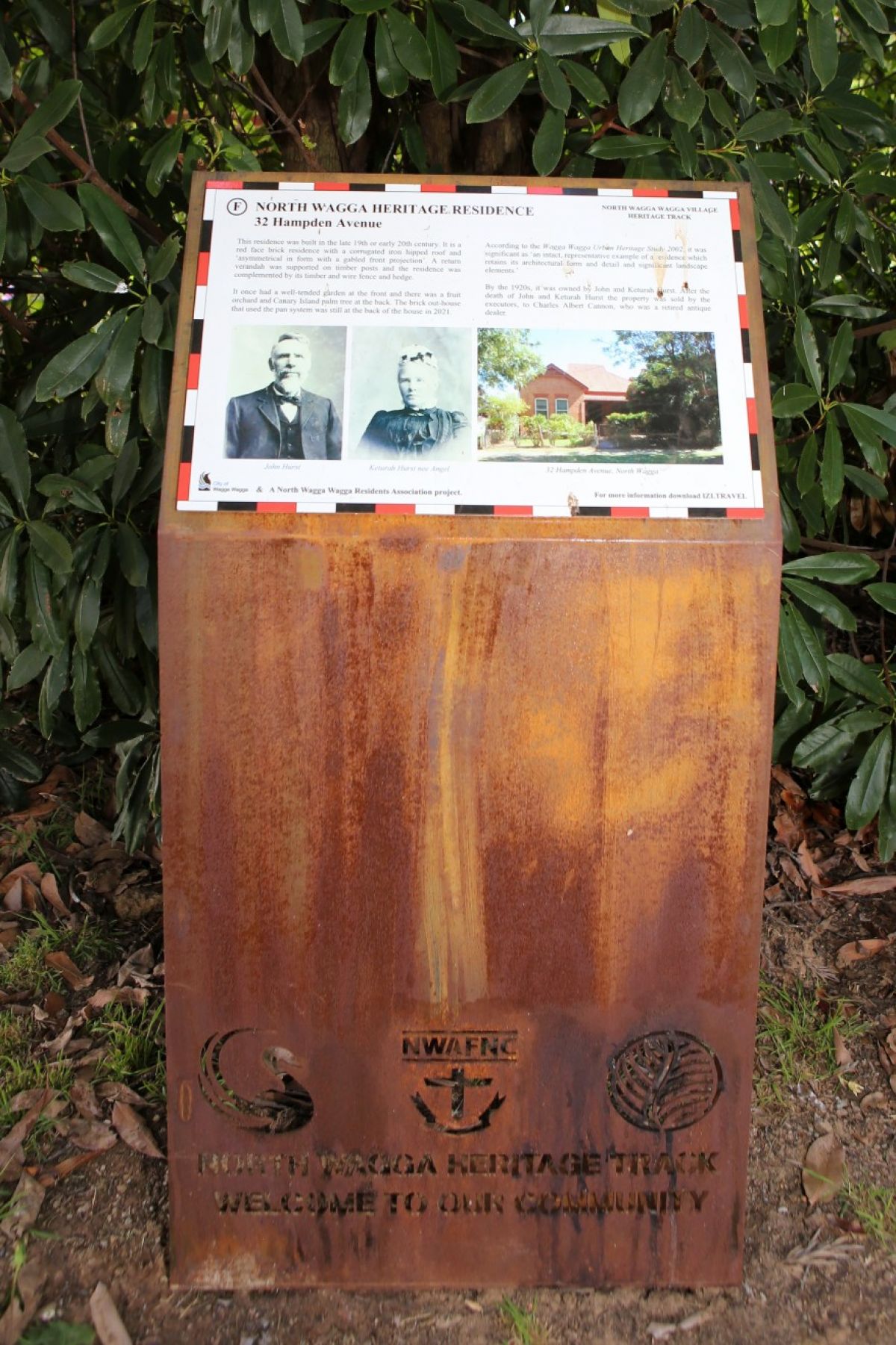 metal sign with images and text detailing history of a North Wagga residence